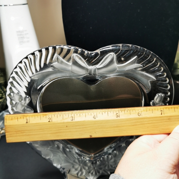 Vintage Studio Nova Crystal Frosted Glass Heart and Bows Picture Frame - Picture 12 of 14